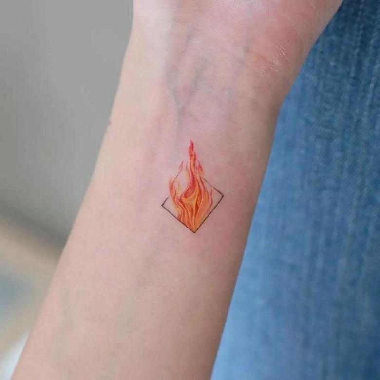 Tatuagem de fogo (84 fotos) - miniaturas, significados para raparigas e  homens, locais de aplicação no dedo, mão, pulso, braço, perna